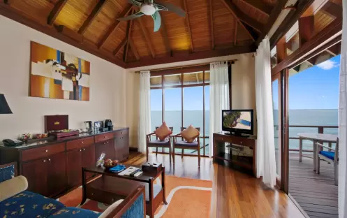 indian-ocean-holidays-maldives-sun-siyam-olhuveli-prestige- jacuzzi-water-villa