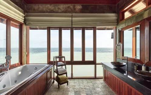 indian-ocean-holidays-maldives-sun-siyam-olhuveli-presidential-water-suite-bathroom