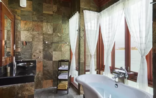 indian-ocean-holidays-maldives-sun-siyam-olhuveli-prestige- jacuzzi-water-villa-bathroom