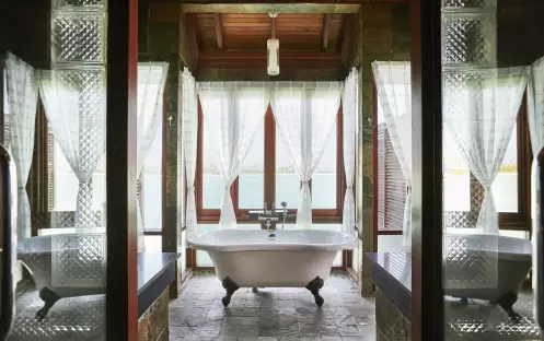 indian-ocean-holidays-maldives-sun-siyam-olhuveli-prestige- jacuzzi-water-villa-bathroom