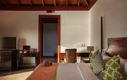 indian-ocean-holidays-maldives-sun-siyam-olhuveli-prestige- jacuzzi-water-villa-sunset
