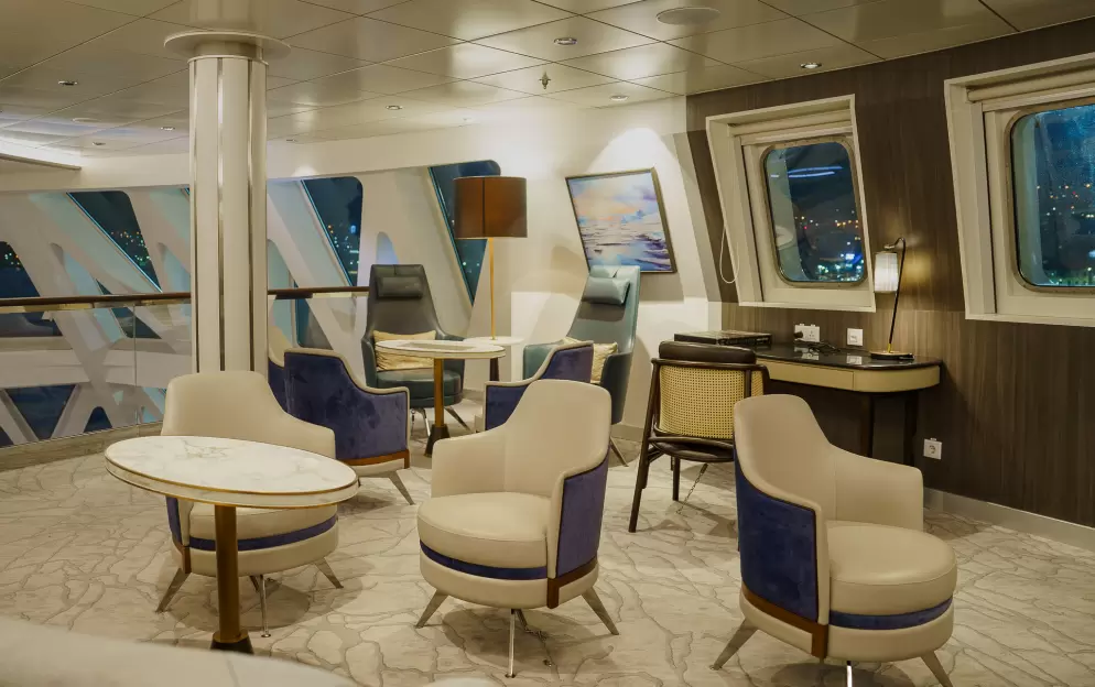 Quark Expeditions, Ocean Explorer The Discovery Library 2 ©Quark Expeditions.jpg