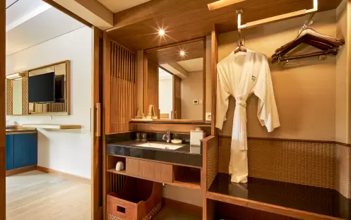 New Premiere Ocean View - Wardrobe