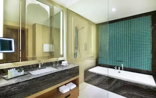 middle-east-holidays-ras-al-khaimah-doubletree-by-hilton-resort-spa-marjan-island-hotel-family-bay-club-room-bathroom