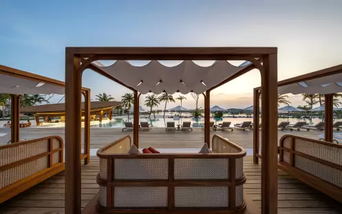 indian-ocean-holidays-maldives-centara-grand-lagoon-maldives-coco-drift-deck