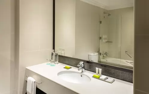 middle-east-holidays-dubai-le-meridien-mina-seyahi-beach-resort-waterpark-hotel-club-skyline-view-room