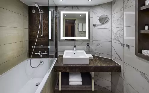azamara-azamara-journey-continent-suite-bathroom-michael-pisarri_002
