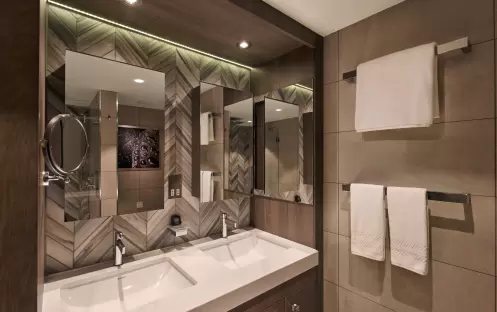 azamara-azamara-journey-world-owners-suite-bathroom-1-michael-pisarri_002