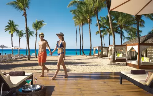 caribbean-holidays-dominican-republic-dreams-la-romana-resort-spa-preferred-club-beach-bar