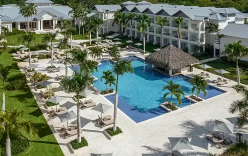 caribbean-holidays-dominican-republic-secrets-la-romana-resort-spa-blue-swim-up- bar