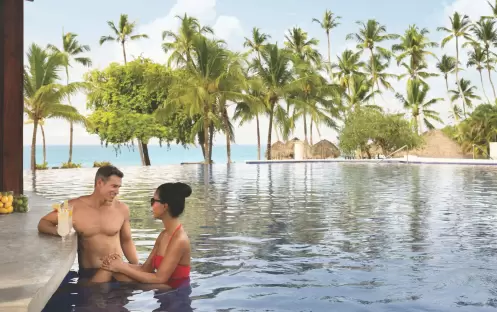caribbean-holidays-dominican-republic-secrets-la-romana-resort-spa-soleil-swim-up- bar