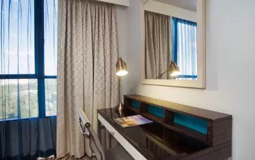 florida-holidays-orlando-lake-buena-vista-wyndham-lake-buena-vista-disney-springs-area-2-queen-beds-accessible-lake-view