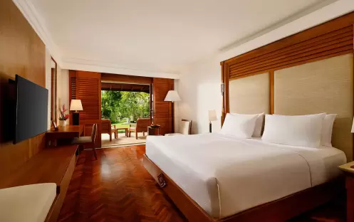 asia-holidays-indonesia-bali-nusa-dua-beach-hotel-spa-handwritten-collection-palace-club-room