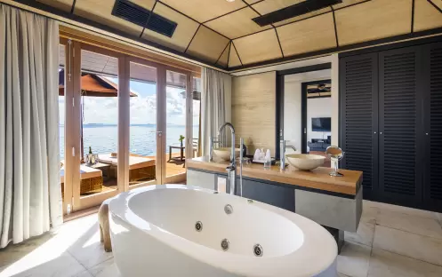 Lily Beach Resort & Spa - Rooms - Deluxe Water Villa bathroom