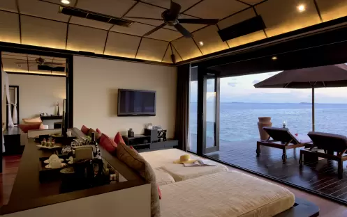 Lily Beach Resort & Spa - Rooms - Sunset Water Suite living area