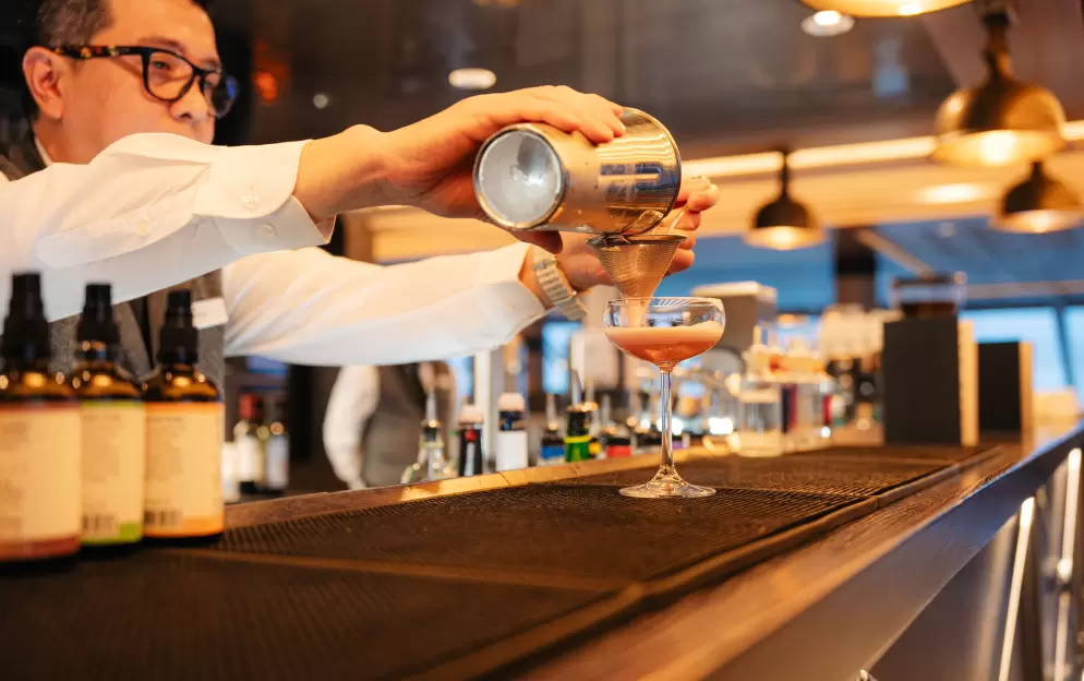 HX Hurtigruten Expeditions MS Fridtjof Nansen Explorer Lounge & Bar Lifestyle 5 ©Tuan Lam Atomic Pixel.jpg