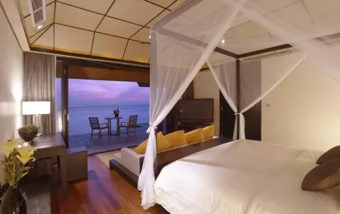 Lily Beach Resort & Spa - Rooms - Sunset Water Suite bedroom