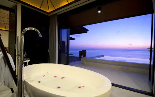 Lily Beach Resort & Spa - Rooms - Sunset Water Suite bath