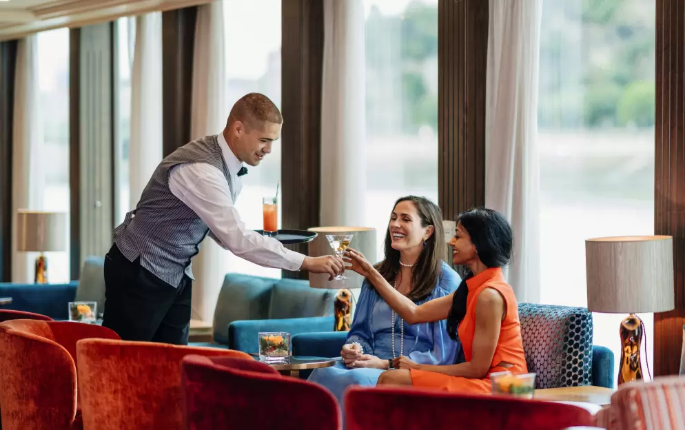 Amawaterways AmaSonata Main Lounge 1 ©Volker Vornehm & Amawaterways.jpg
