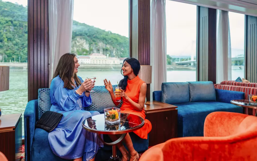 Amawaterways AmaSonata Main Lounge 2 ©Volker Vornehm & Amawaterways.jpg