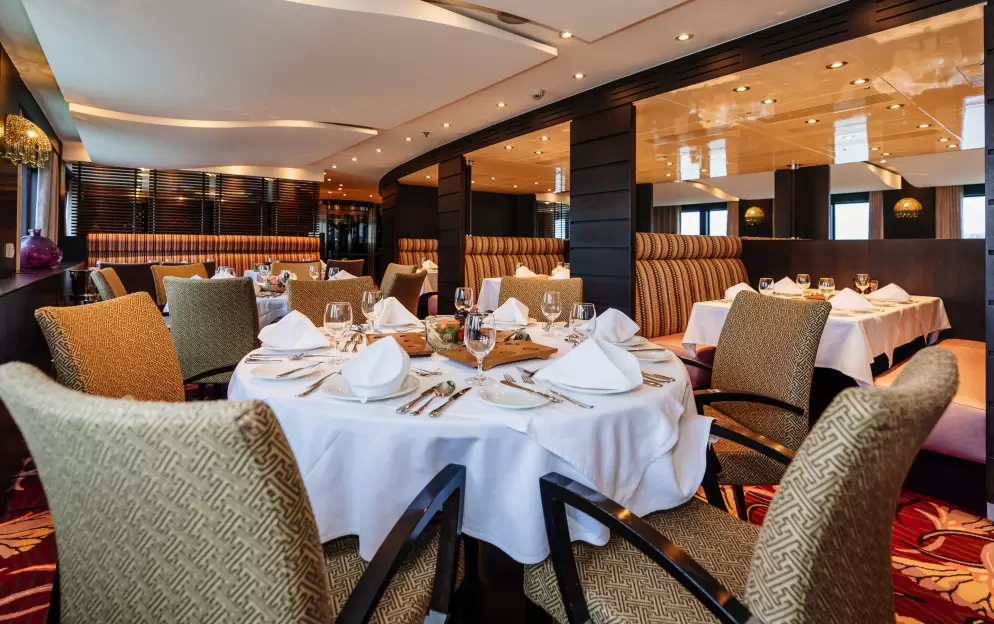 Amawaterways AmaSonata Main Restaurant 1 ©Volker Vornehm & Amawaterways.jpg