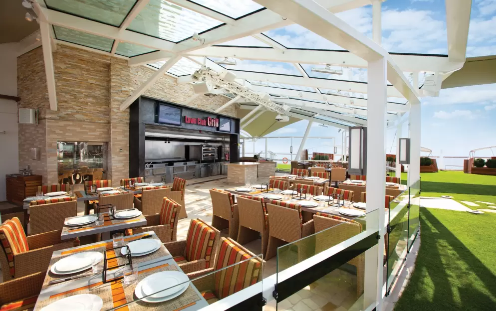Celebrity Silhouette - Lawn Club Grill, ©CEL.jpg